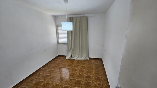 השומרון 9, פנחס ספיר