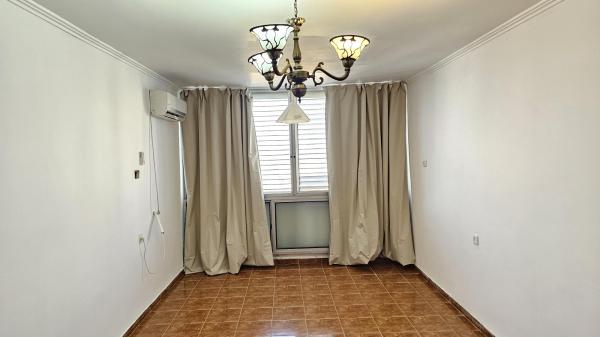 השומרון 9, פנחס ספיר