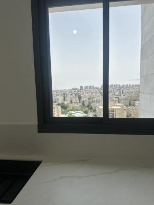 ז'בוטינסקי 8, מרכז העיר