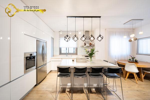 אהוד מנור 8, קרית אילון