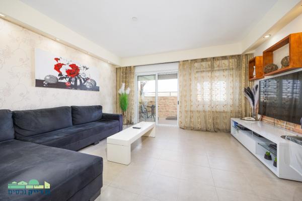 יצחק ניסים 75, הר חומה