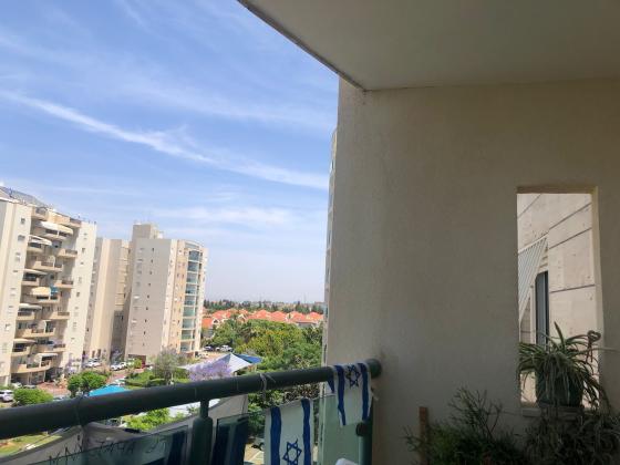 תנועות הנוער 9, נעורים