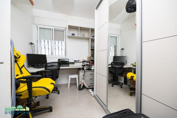 יצחק ניסים 75, הר חומה