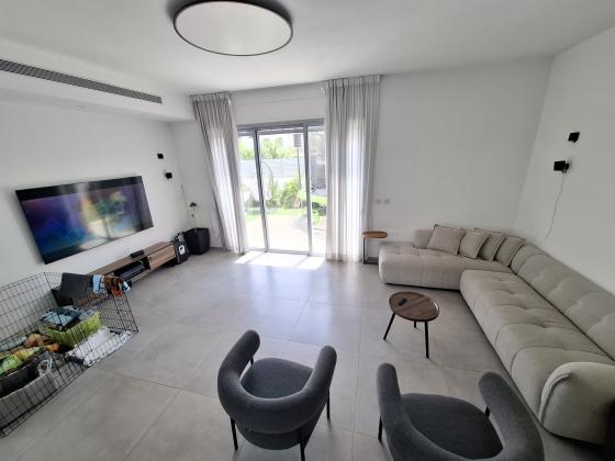 בשכונת שרונה