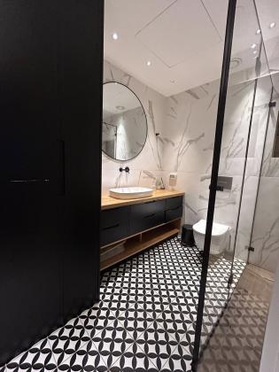 הרב ניסנבאום 37, רובע העסקים