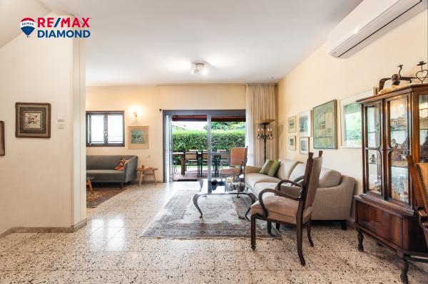 בשכונת אלון