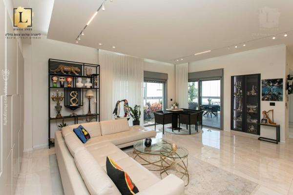 נוי, נאות פרס