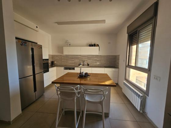 עמנואל זיסמן 11, הר חומה