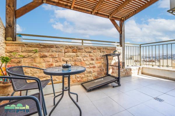 יצחק ניסים 75, הר חומה