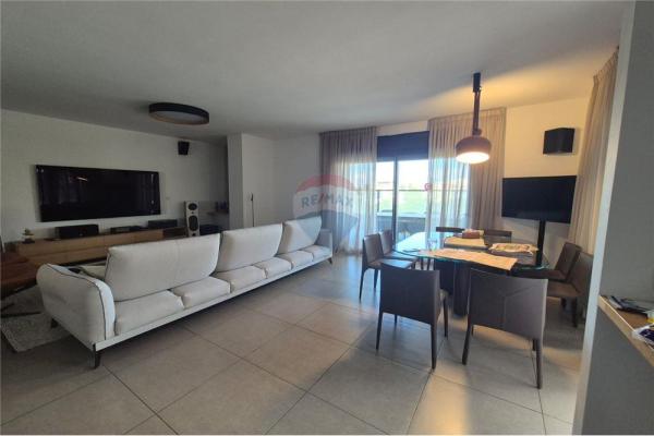 יורם קניוק 1, שרונה