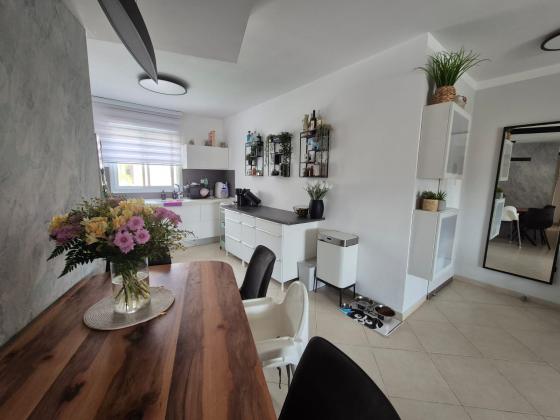 נחום גולדמן 3, רמות ב'