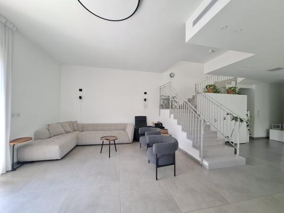 בשכונת שרונה