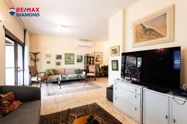 בשכונת אלון