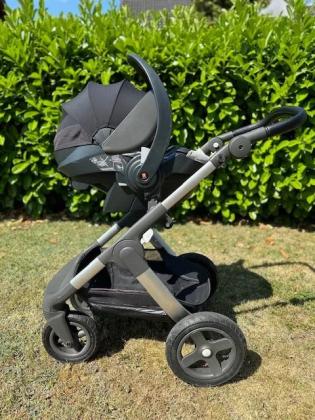 עגלת Stokke Trailz כוללת מגש