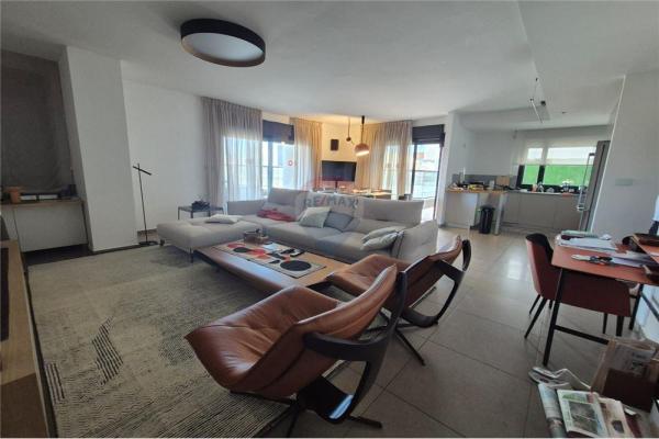 יורם קניוק 1, שרונה