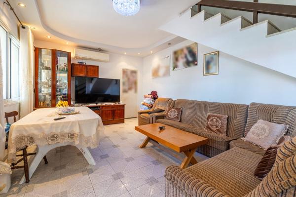 ה באייר 11, גבעת אולגה ג' ו-ד'