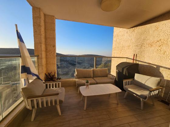 עמנואל זיסמן 11, הר חומה