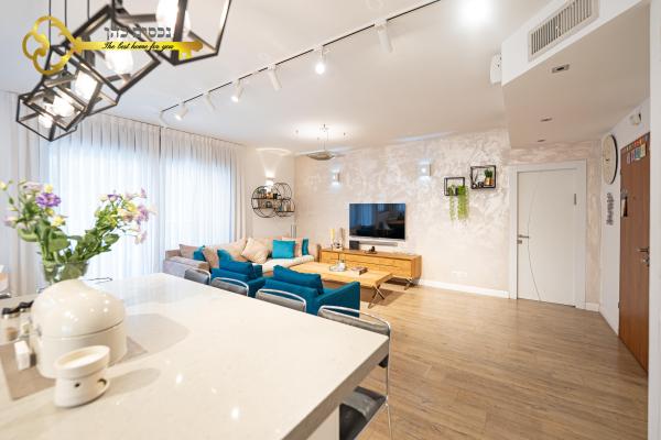 אהוד מנור 8, קרית אילון