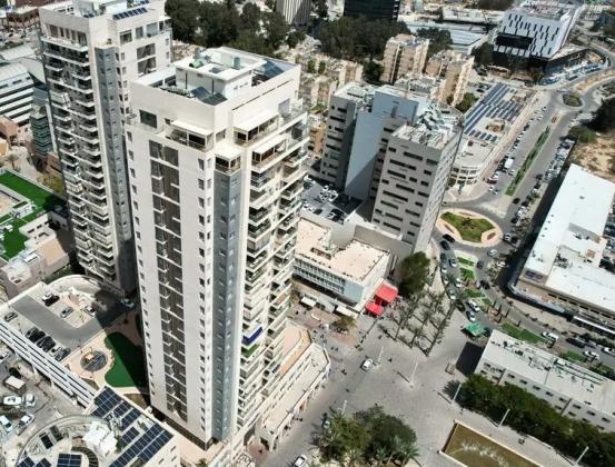 התקוה 1, מרכז אזרחי