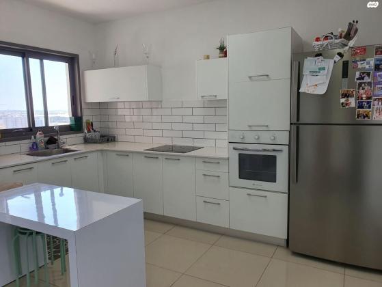 העוגן 4, גלי כרמל, ז'בוטינסקי