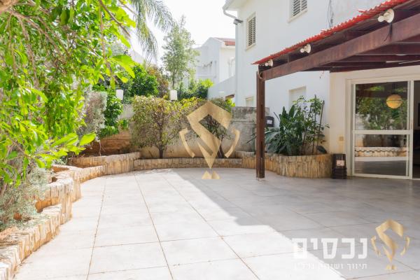 משה תבורי 13, צמרת גנים