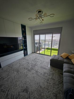 כליל החורש 9, יצחק שמיר