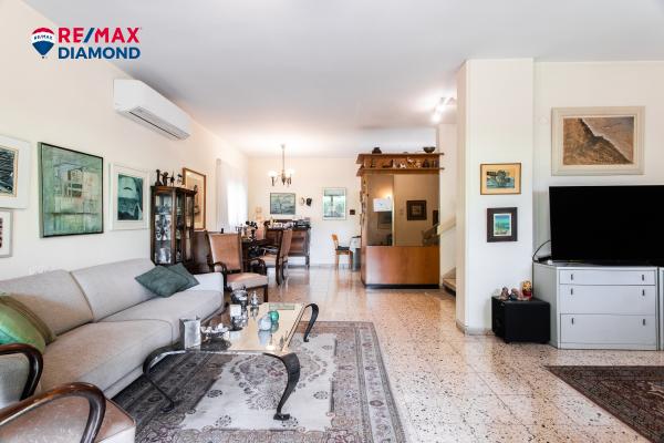 בשכונת אלון