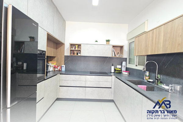 הצנחנים 28, מחנה יהודה