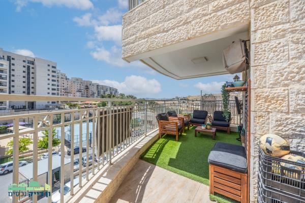 שמחת כהן, הר חומה