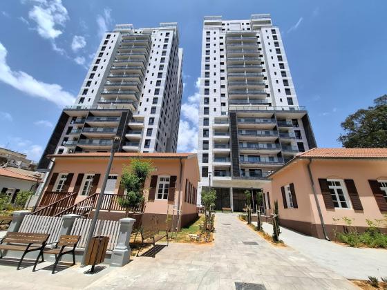 ז'בוטינסקי 8, מרכז העיר