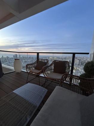 הרב ניסנבאום 37, רובע העסקים