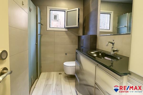 מנדלי מוכר ספרים 7 (מרכז)