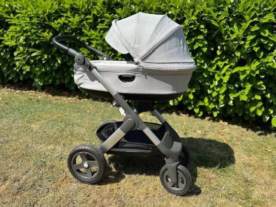 עגלת Stokke Trailz כוללת מגש