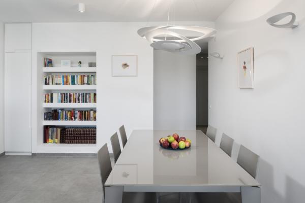 אף על פי כן 43, מול היקב