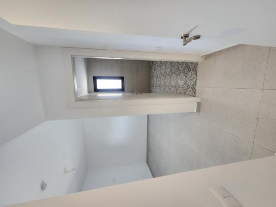 אלמוג 1, עין התכלת