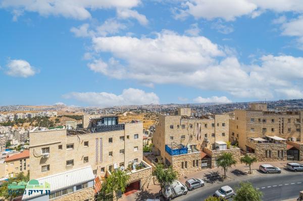 יצחק ניסים 75, הר חומה