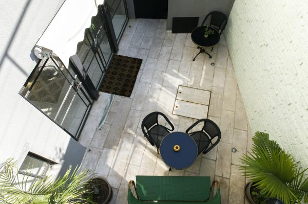 בשכונת נווה צדק