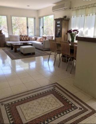 ארבל 58, הפרחים