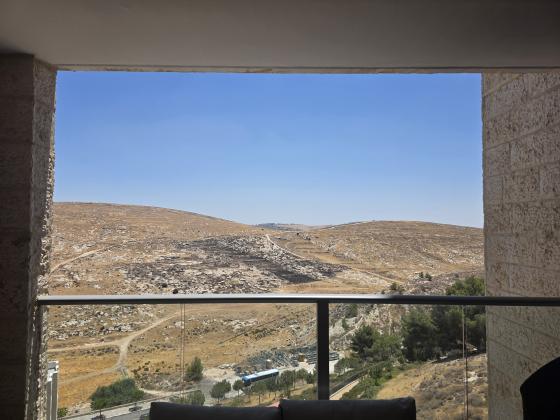 עמנואל זיסמן 11, הר חומה