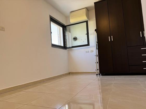 צבי מנדלבלט 8, מרכז