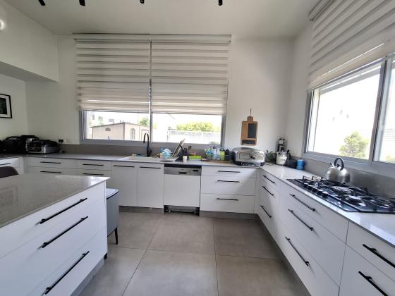 בשכונת שרונה