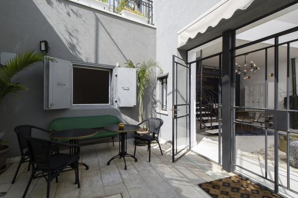 בשכונת נווה צדק