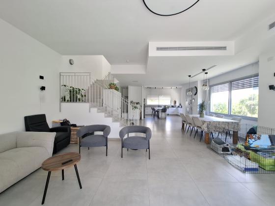 בשכונת שרונה