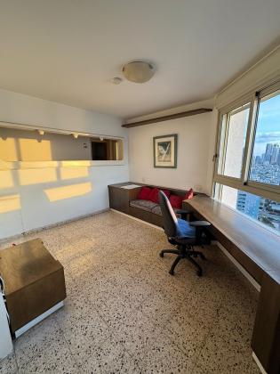 ז'בוטינסקי 2, מרכז העיר