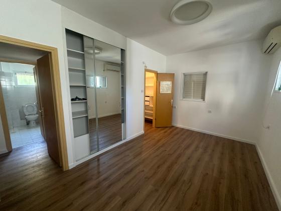 אשר ברש 32, הירוקה המרכזית