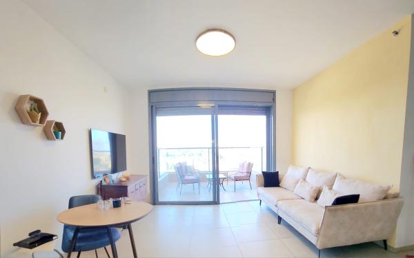 יגאל אלון 2, המרכז האזרחי