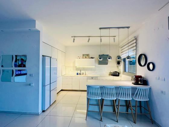 זוהר 12, נאות פרס