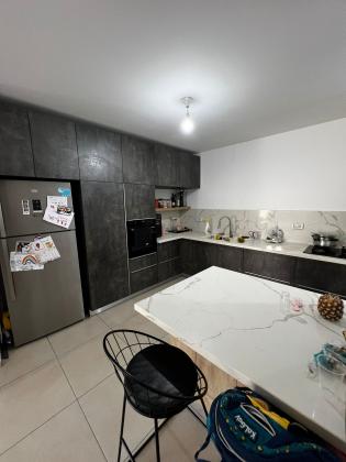 חרצית 4, רמת השקד