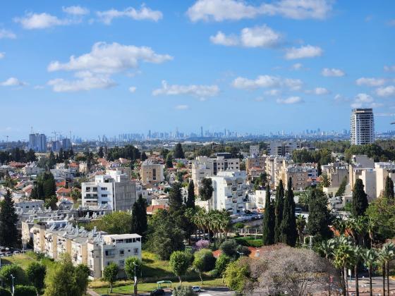 יגאל אלון 2, המרכז האזרחי