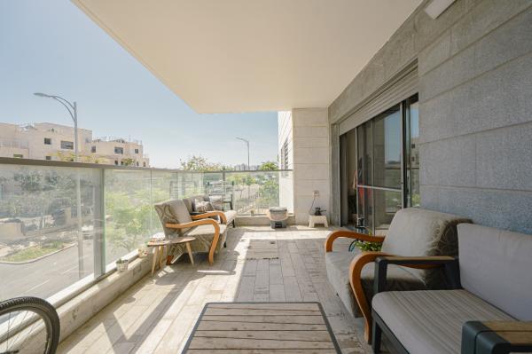 שוהם 25, אבני חן